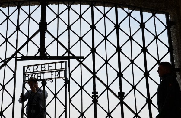  Des réfugiés logés dans l’ancien camp de concentration de Dachau