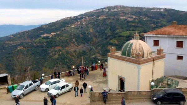  Deuil national de 8 jours et  funérailles populaires pour le « Zaïm »