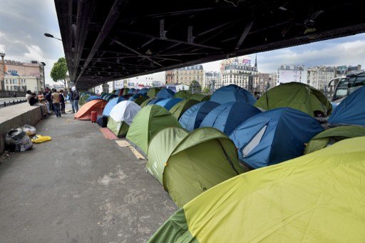  Plus de 300 réfugiés d’Afrique de l’Est campent en plein Paris