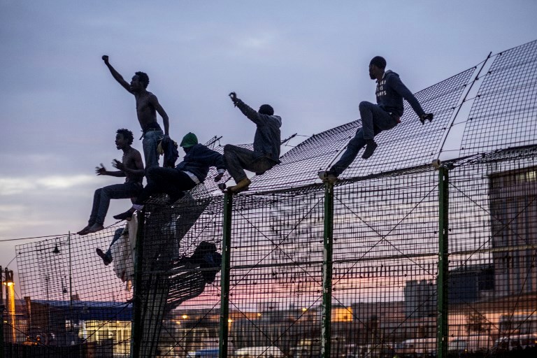  Des centaines de migrants forcent la clôture du préside occupé de Sebta