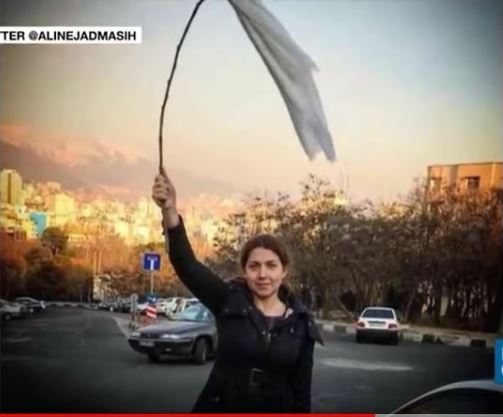  Voile en Iran: la défiance gagne la rue et les réseaux sociaux