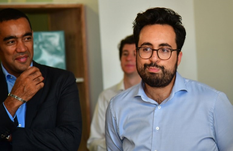  Le ministre Mounir Mahjoubi en photo avec son homme dans Paris Match