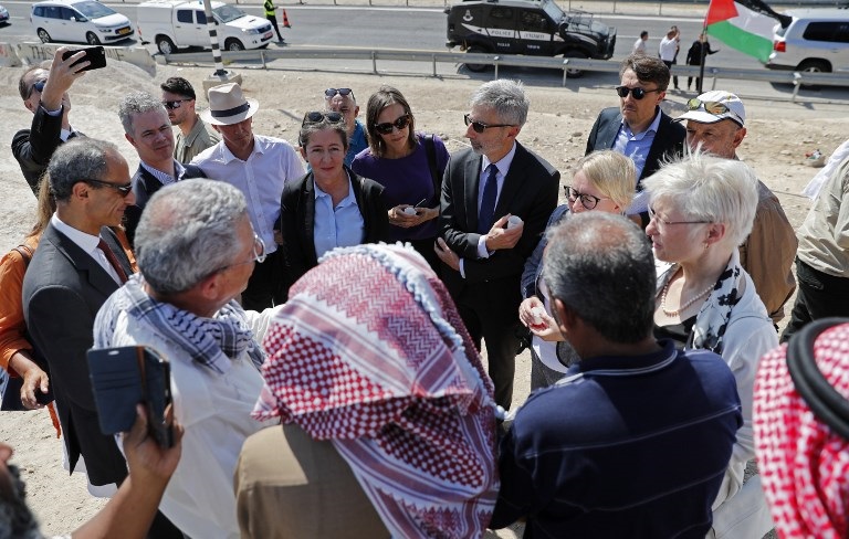  Des diplomates européens apportent leur soutien à un village palestinien qu’Israël veut détruire