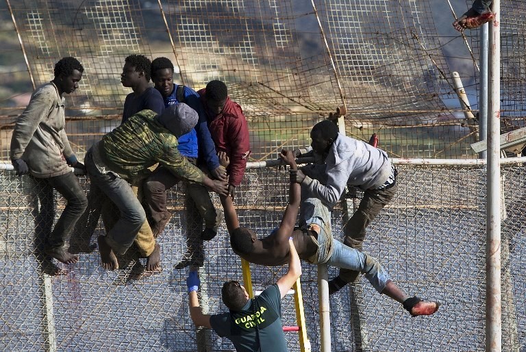  Prison ferme pour des migrants impliqués dans l’assaut de Melilla