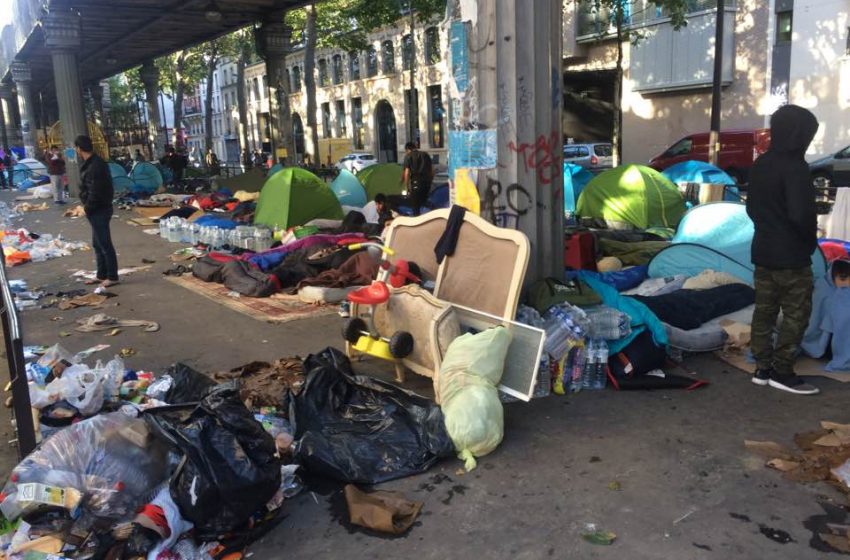  Des policiers accusés de harceler les migrants SDF et de leur confisquer leurs couvertures