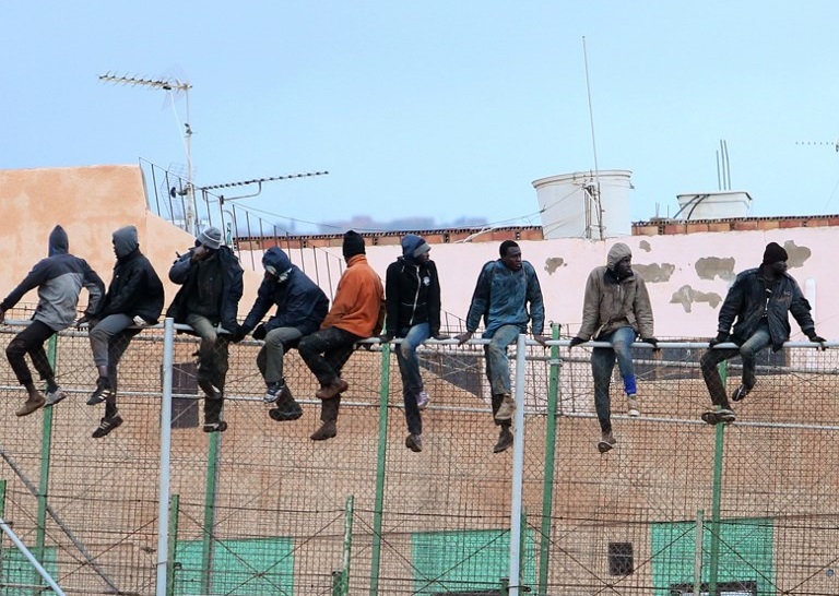  Un mort et 19  blessés dans un assaut de migrants sur la clôture de Melilla