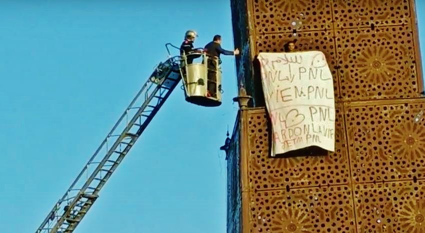  « Pardon la vie, je t’aime PNL », brandit un tunisien en haut de l’horloge