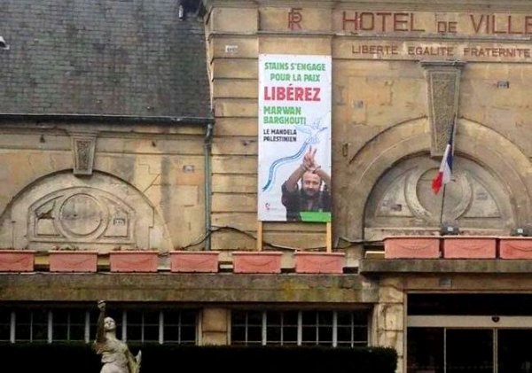  La mairie de Stains contrainte d’enlever la banderole en soutien à Marwan Barghouti, le « Mandela palestinien »