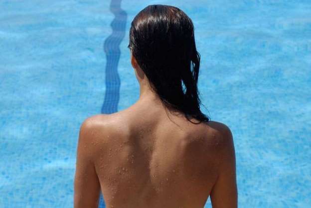  Topless autorisé dans les piscines de Barcelone