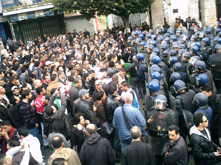  La tension monte à Alger : arrestations de dizaines de manifestants