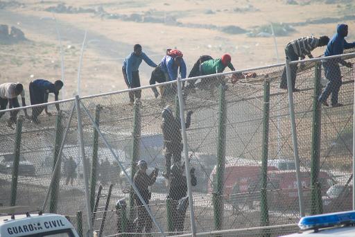  Une centaine de migrants subsahariens pénètrent de force au préside occupé de Sebta