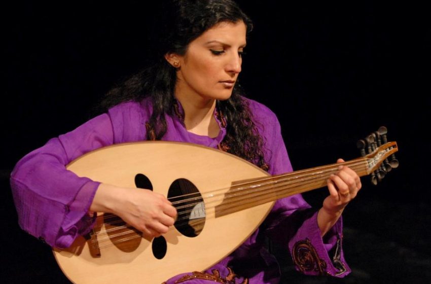  L’artiste syrienne Waed Bouhassoun met poèmes et maux en musique