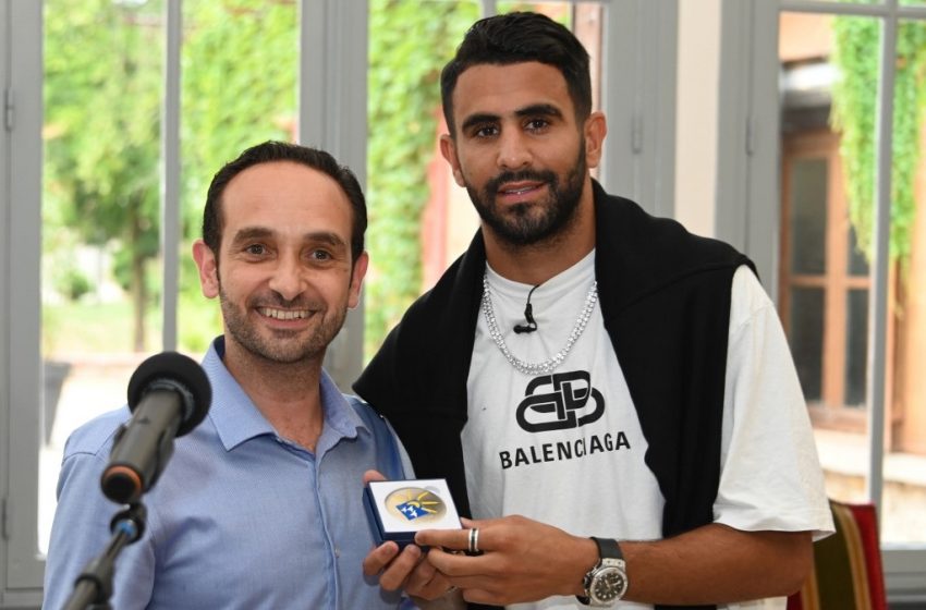  Riyad Mahrez reçoit la médaille de la ville de Sarcelles