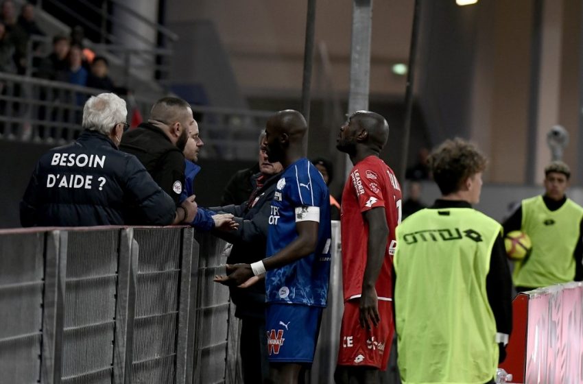  Football : Un outil pour combattre le racisme dans les stades