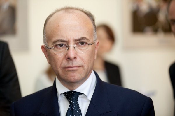  France. Cazeneuve signale le compte Twitter de Marine Le Pen