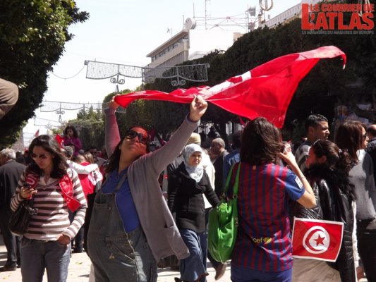  Tunisie. L’avenue Bourguiba « rouge de monde »  pour la fête de l’Indépendance