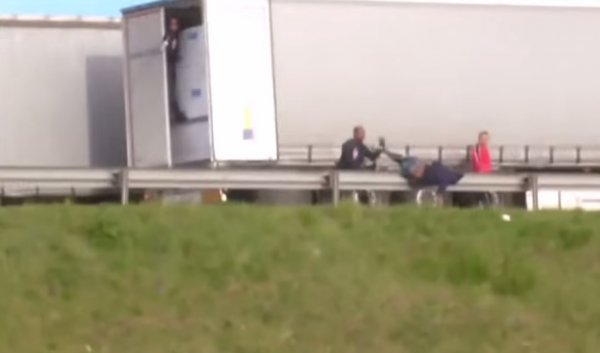  Violences policières sur des migrants à Calais : l’IGPN ouvre une enquête (Vidéo)