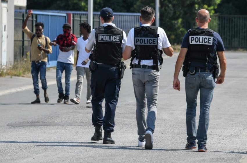  Calais : Des policiers renvoyés au tribunal pour avoir violenté un bénévole