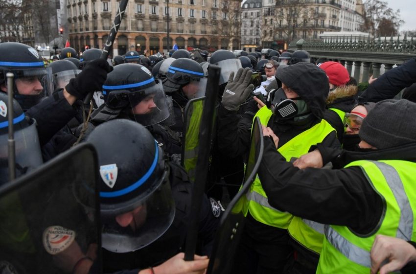  Police : Emmanuel Macron presse le gouvernement sur la déontologie policière