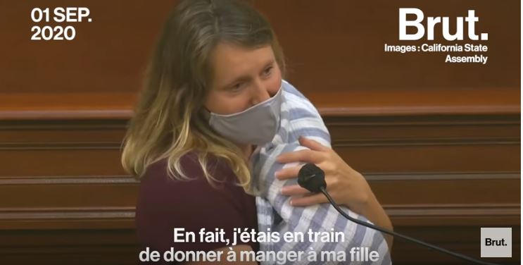  Californie : Buffy Wicks, son bébé d’un mois entre les bras, accourt à l’Assemblée pour participer à un vote