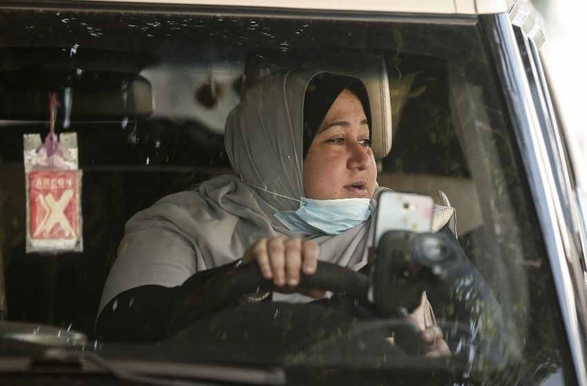  A Gaza, Nayla Abou Jubbah, première femme chauffeur de taxi 