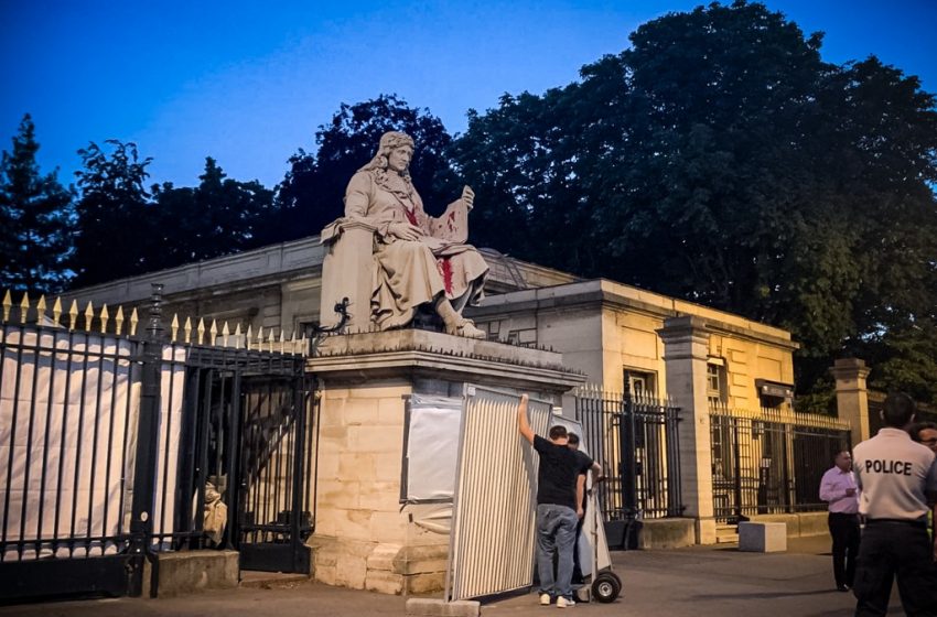  Négrophobie – Tag sur la statue de Colbert : un procès attendu