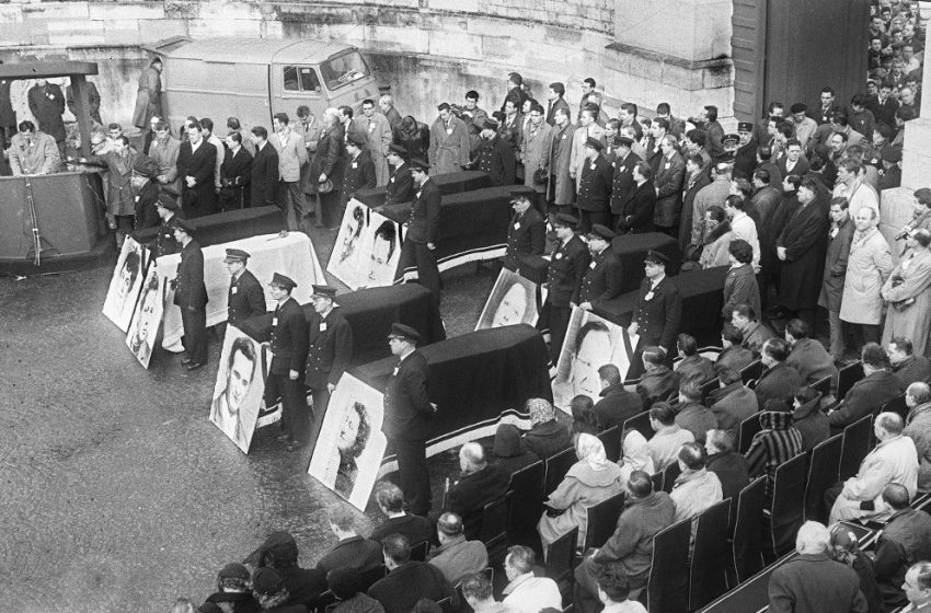  Le 8 février 1962 – Métro Charonne : Des manifestants pour la paix en Algérie étaient massacrés par la police