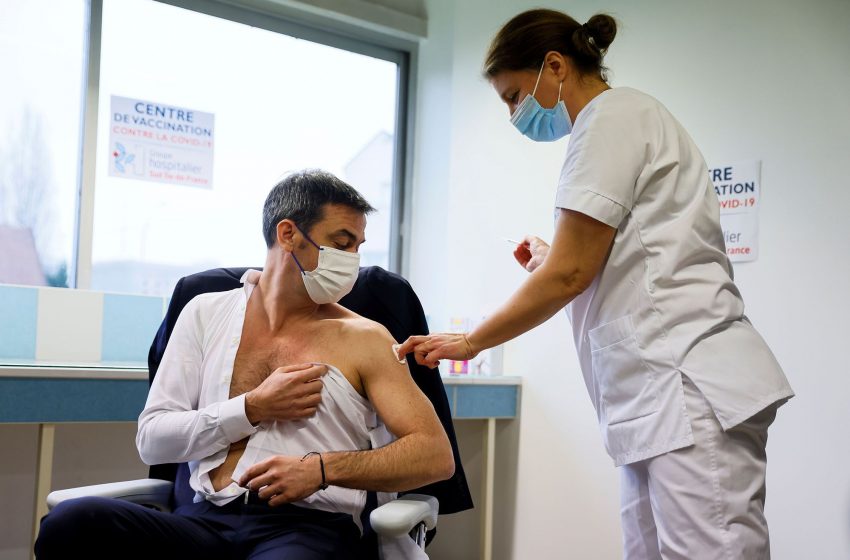  Le ministre de la Santé Olivier Véran se vaccine devant les caméras