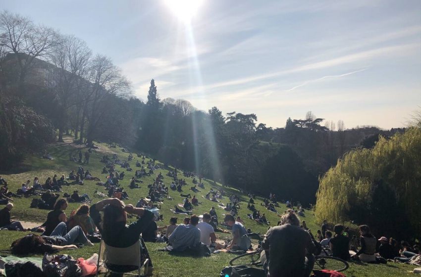  Discothèque à ciel ouvert au  parc des Buttes-Chaumont