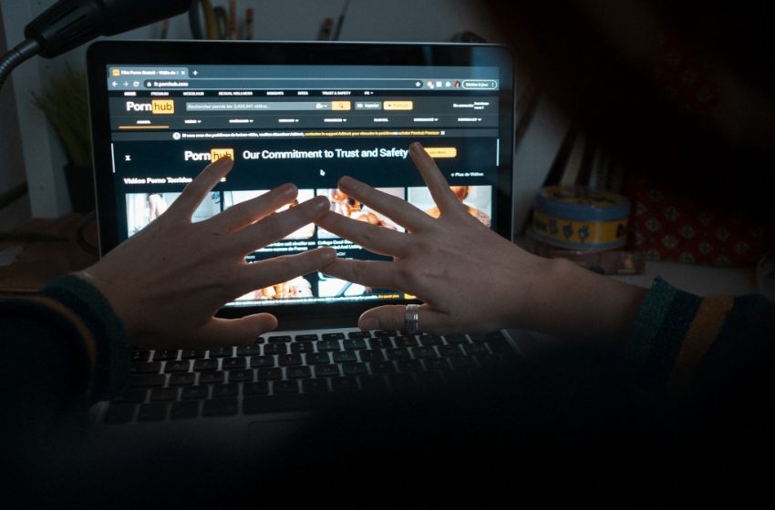  Justice. Pornhub et YouPorn bientôt bloqués en France ?