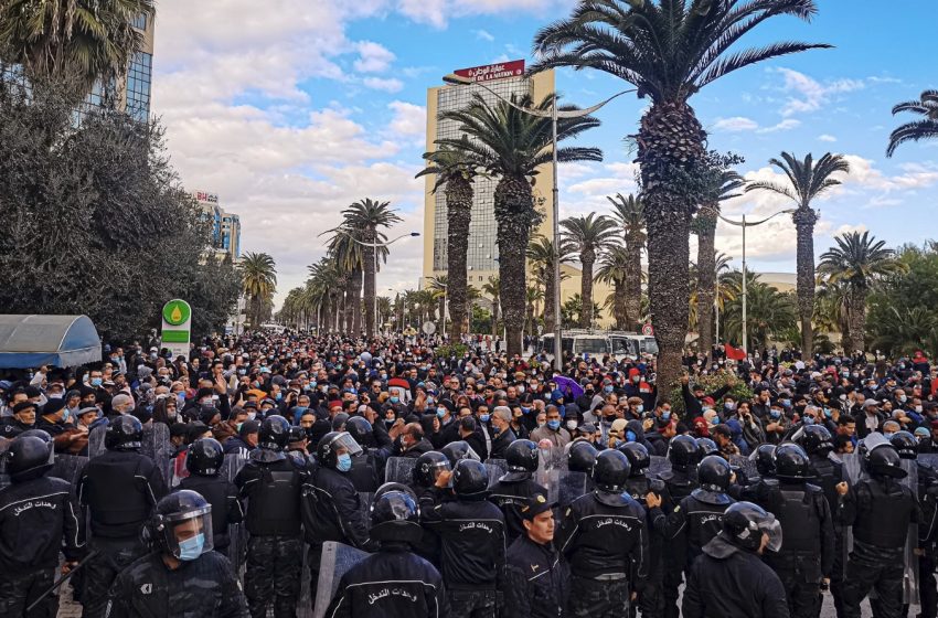  A Tunis, des milliers de manifestants empêchés d’atteindre l’Avenue Bourguiba