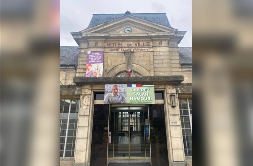  Stains. Une banderole en soutien à Salah Hamouri affichée sur le fronton de la mairie