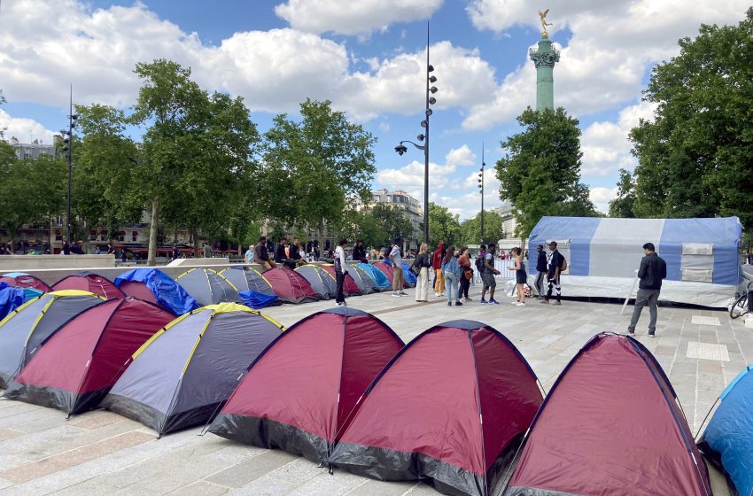  Un campement de mineurs isolés, place de la Bastille