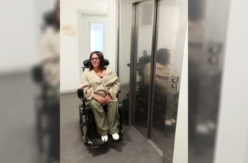  Raja Yamani, en fauteuil roulant, bloquée chez elle à cause des pannes répétées de son ascenseur