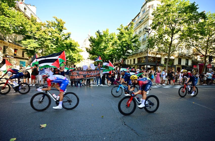  Des militants pro-palestiniens perturbent l’arrivée du Tour de France à Paris