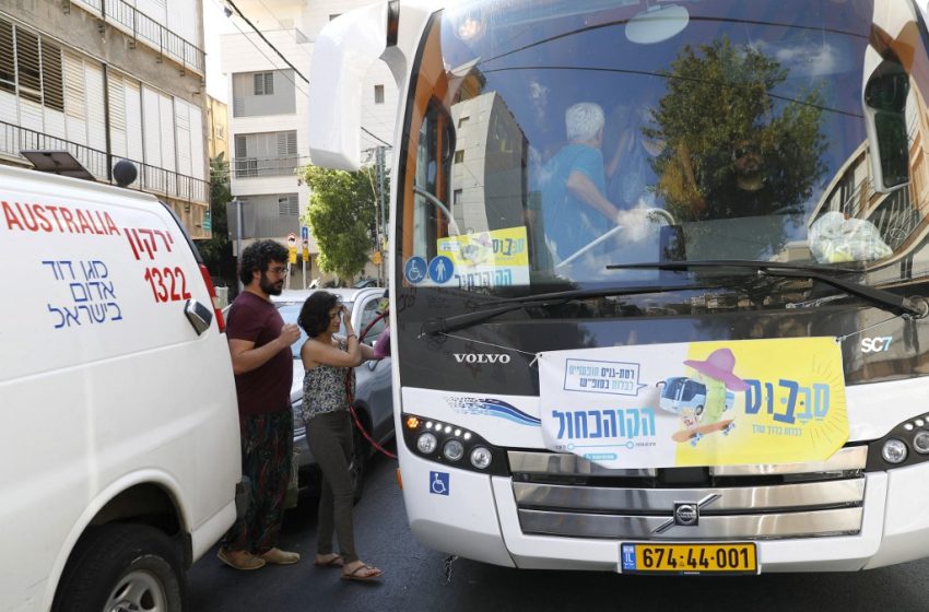  Des dizaines de travailleurs palestiniens expulsés d’un bus israélien pour faire de la place à des passagers juifs