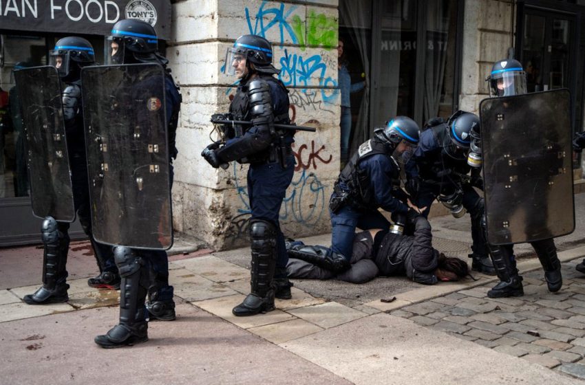  Lyon: enquête après l’humiliation d’un manifestant