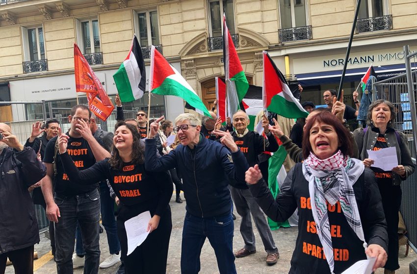  Manifestation devant le siège d’AXA à Paris pour demander à l’assureur de se « désinvestir de l’apartheid israélien »