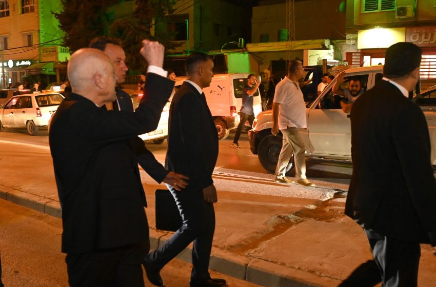  Bain de foule nocturne sur fond de Palestine pour Kais Saïed