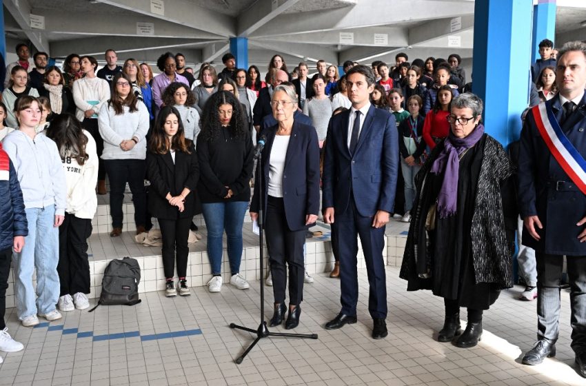  Hommages aux profs tués : 85 élèves exclus