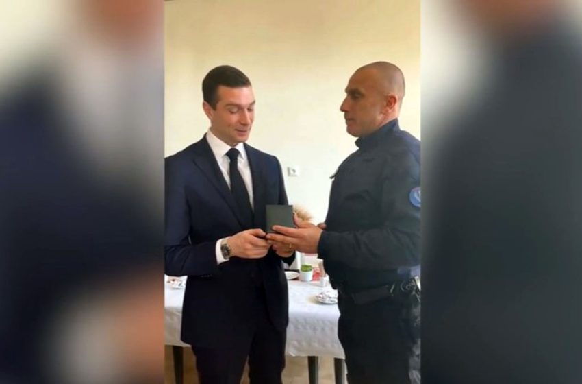  Les CRS du Var offrent une médaille à Jordan Bardella