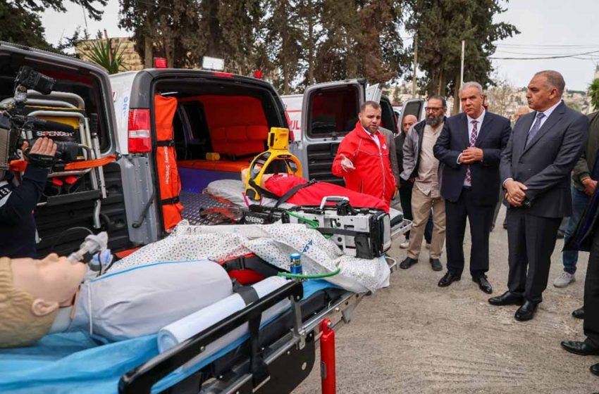  Bayt Mal Al Qods remet des équipements à l’hôpital “Le Croissant-Rouge”