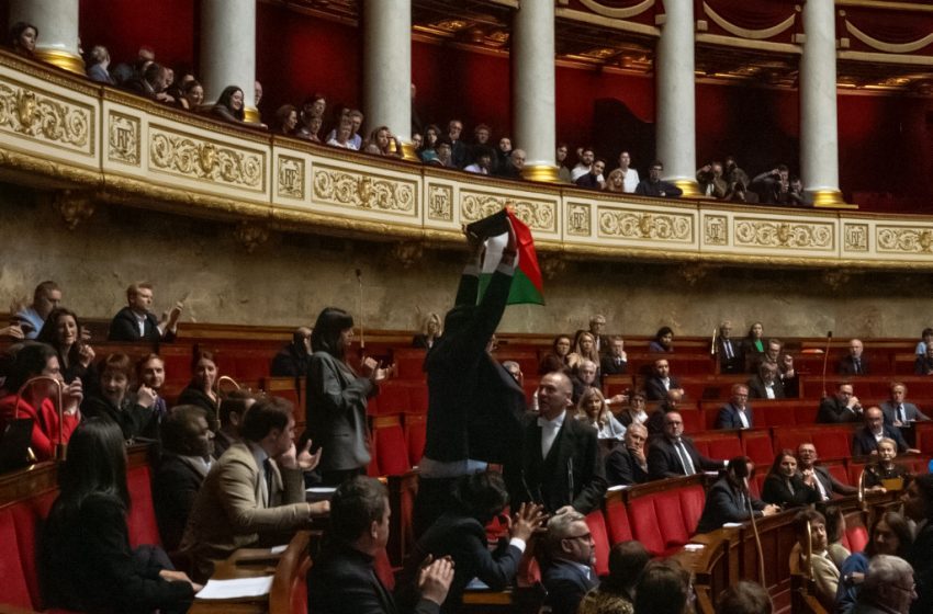  Drapeau palestinien à l’Assemblée : « un geste fort », une sanction et des réactions