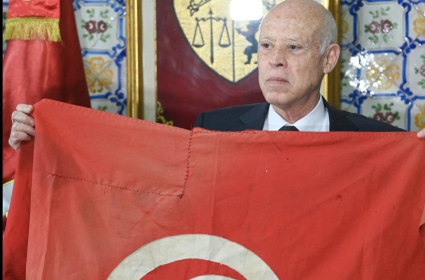  Drapeau tunisien oblitéré à Radès : le président Saïed promet de « punir les responsables »